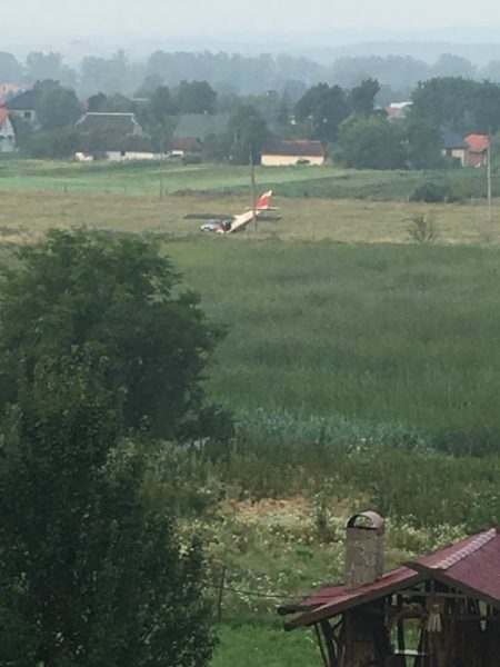 У мережі з’явилися світлини літака, який невдало приземлився біля Коломиї (ФОТО)