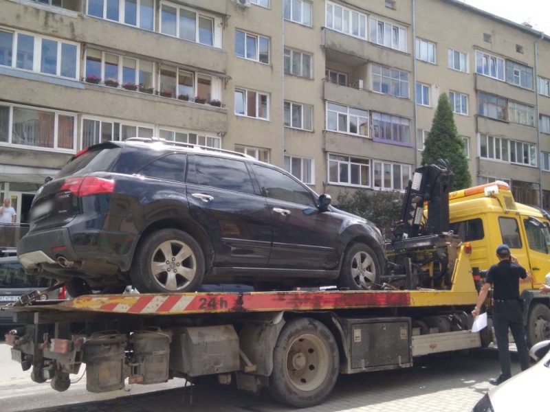В Івано-Франківську евакуювали позашляховик, який знаходиться в розшуку