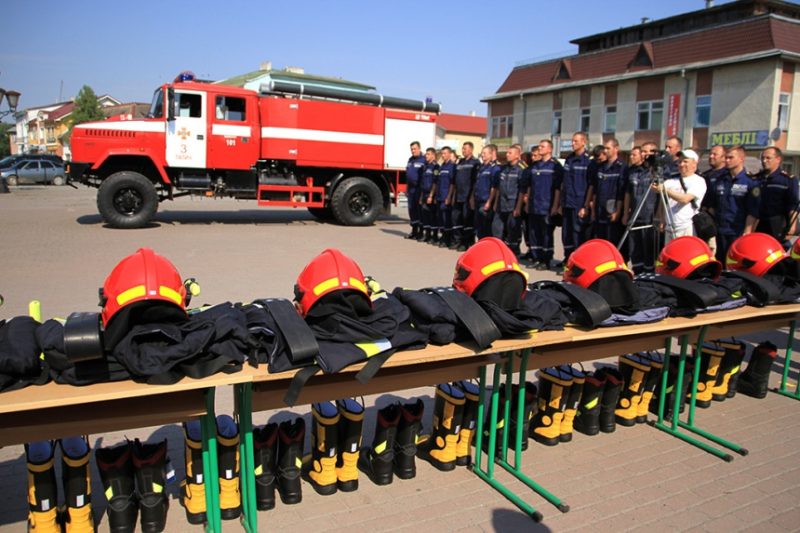 Галицькі пожежники отримали нові захисні костюми