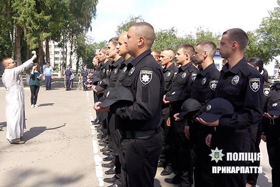 У Франківську 28 нових дільничних офіцерів поліції склали присягу (ФОТО)