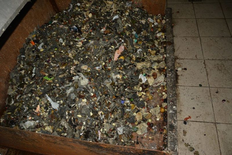 Франківців просять не перетворювати каналізацію на смітник (ФОТО)