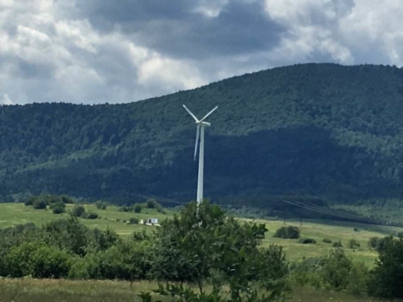 Фото першої турбіни вітрової електростанції на Долинщині з’явилося у мережі