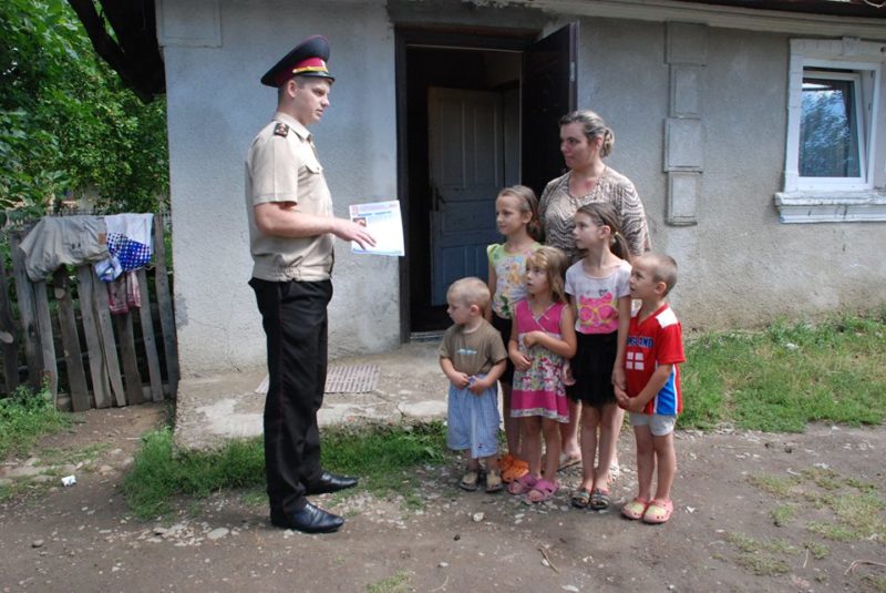 Рятувальники навчали жителів Вовчинця правилам безпеки (ФОТО)