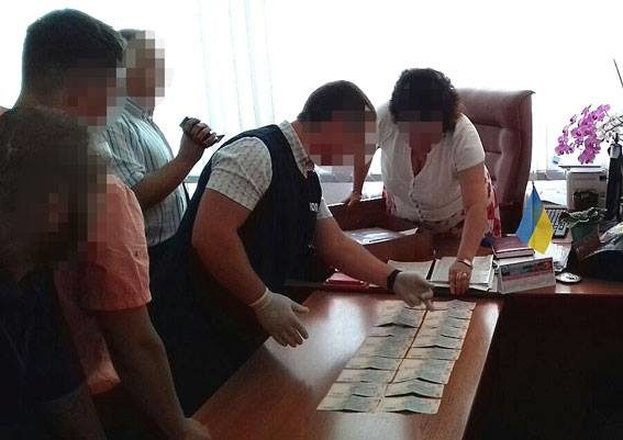 На Івано-Франківщині поліція затримала на хабарі начальницю управління освіти однієї з міськрад