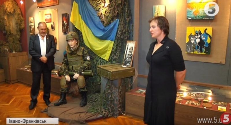 У Франківську відкрили виставку картин, намальованих на коробках від снарядів (ВІДЕО)