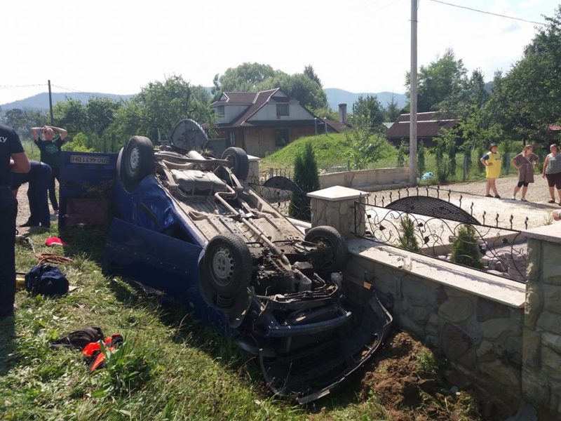 У Микуличині перевернулася машина, трьох людей з металевої пастки визволяли рятувальники (ФОТОФАКТ)