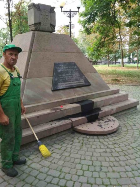 У Меморіальному сквері невідомі облили пам’ятник загиблим бійцям ОУН-УПА