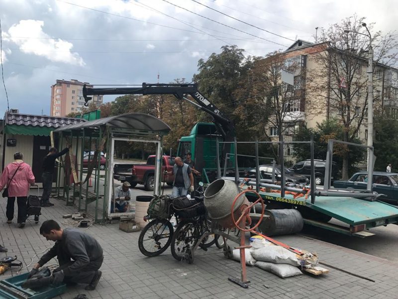 На вулиці Сахарова облаштовують нову зупинку (ФОТО)