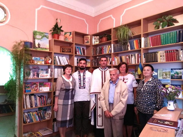 Під час відзначення 580-річниці у прикарпатському селі освятили оновлену бібліотеку (ФОТО)
