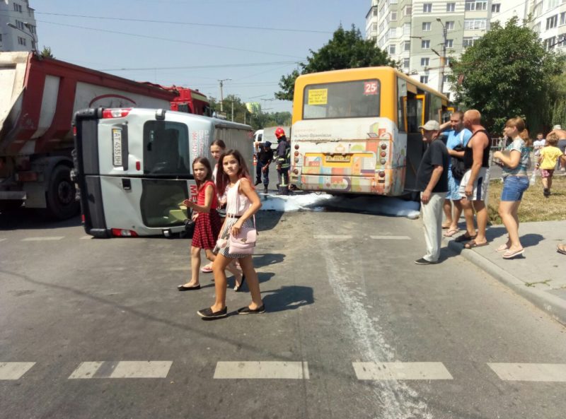 Потужна ДТП у Пасічній: перекинутий мікроавтобус, розбиті ВАЗ та маршрутка (ФОТО)