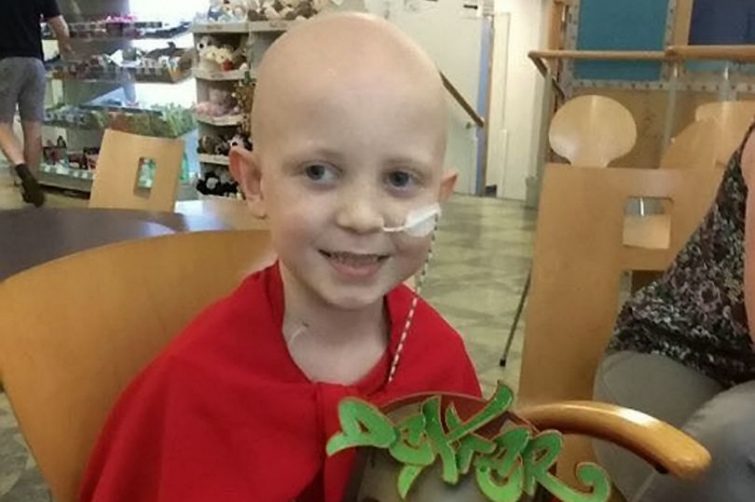 7-річного онкохворого хлопчика незнайомці засипали арт-подарунками