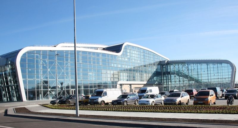 Аеропорт Львова готується відновити роботу. Вхід дозволять лише пасажирам і лише в масках