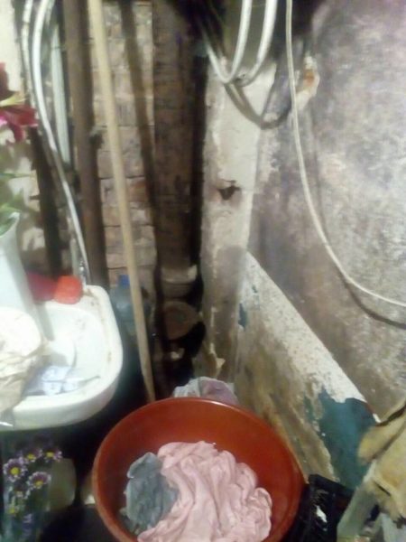 Франківські поліціянти забрали у матері чотирьох дітей, які жили в захаращеній квартирі (ФОТО)