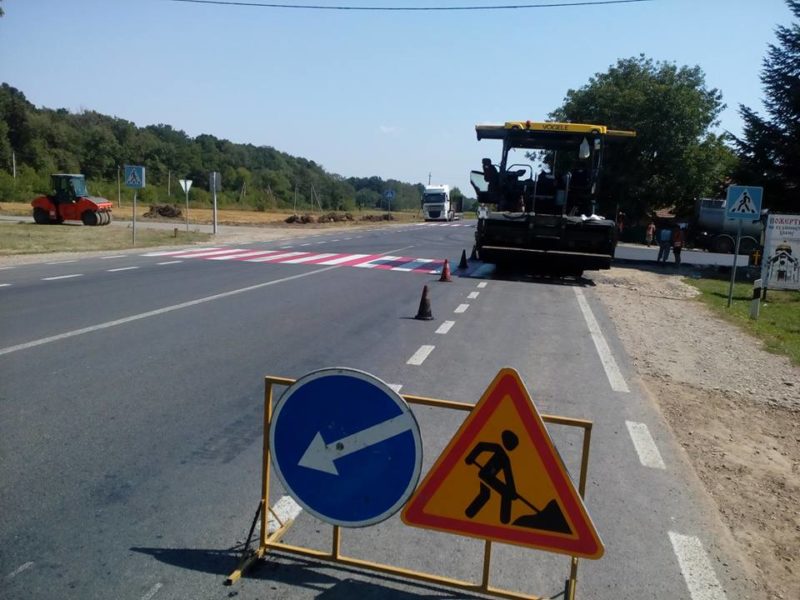 У неділю дорожники укладали асфальт у прикарпатському селі (ФОТО)