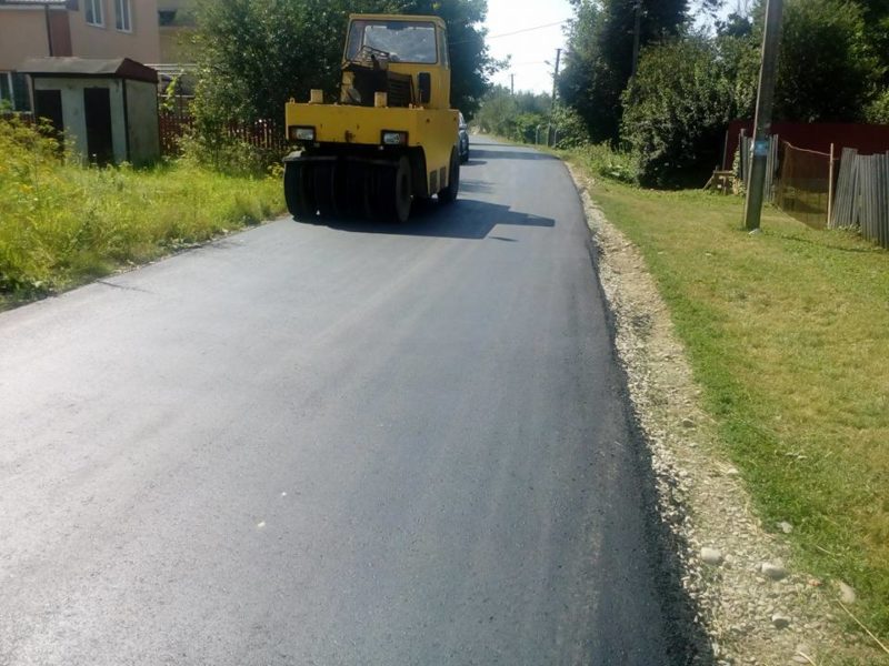 У селі на Тисмениччині триває ремонт дороги (ФОТО)