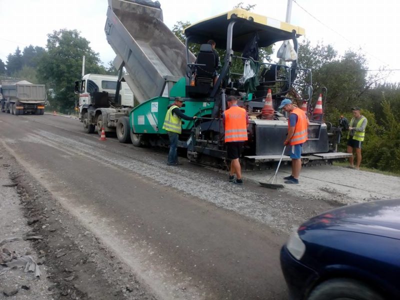 Триває поточний середній ремонт дороги Делятин-Раківчик (ФОТО, ВІДЕО)