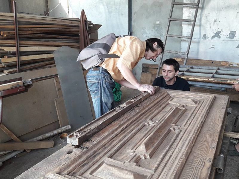 Завершується реставрація старовинних дверей на Шашкевича (ФОТО)