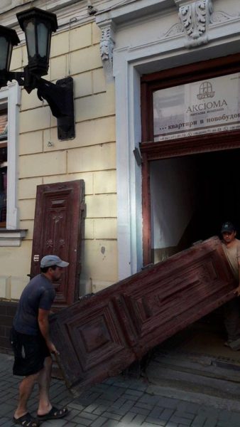 Ще одні старовинні двері на Шашкевича поїхали на реставрацію (ФОТО)