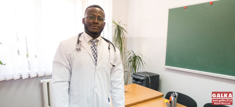 “Коли приходиш до пацієнтів й усміхаєшся, то в них зразу позитивний настрій”, – Еммануель Нвобу, франківський лікар з Нігерії