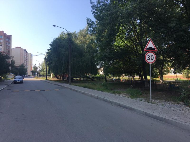 Поблизу садка на Угорницькій встановили “лежачого поліцейського” (ФОТО)
