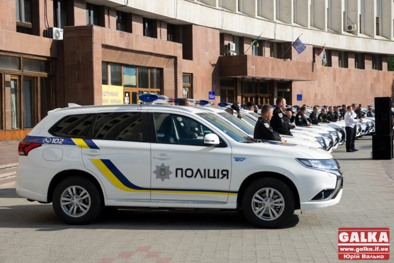 Поліція Прикарпаття отримала в користування 18 “гібридних” позашляховиків Міцубісі (ФОТО)