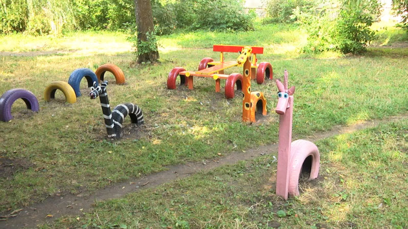 Єдиноріг, зебра і жирафа з’явилися на дитячому майданчику у Коломиї (ВІДЕО)