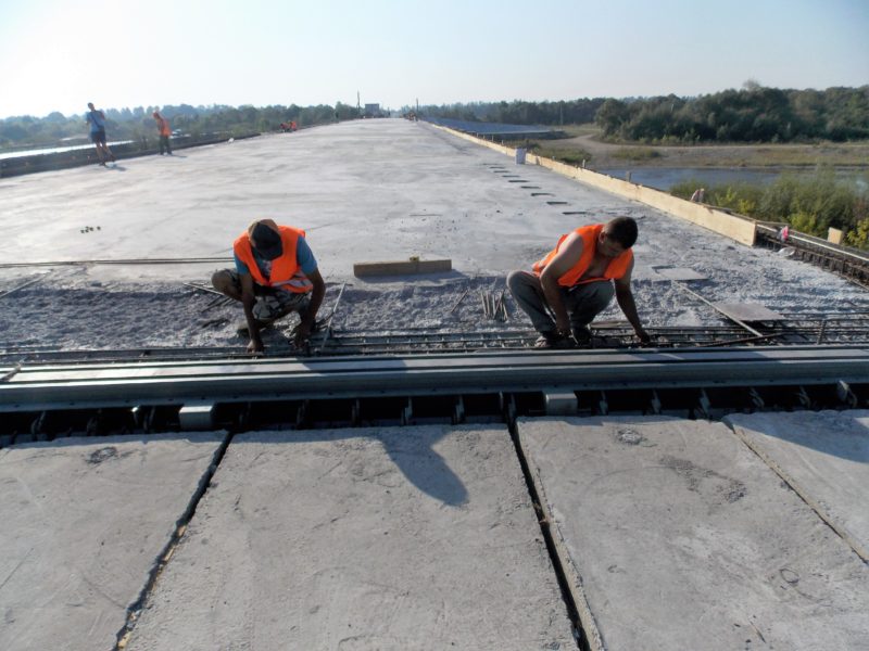 Будівництво мосту у Драгомирчанах підходить до завершення (ФОТО)