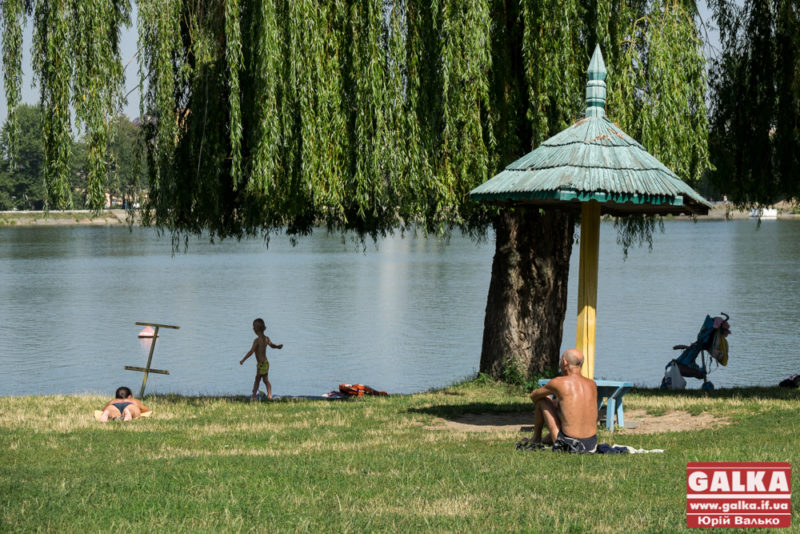 У міському озері купалася п’яна юна франківка: з води її забирала поліція