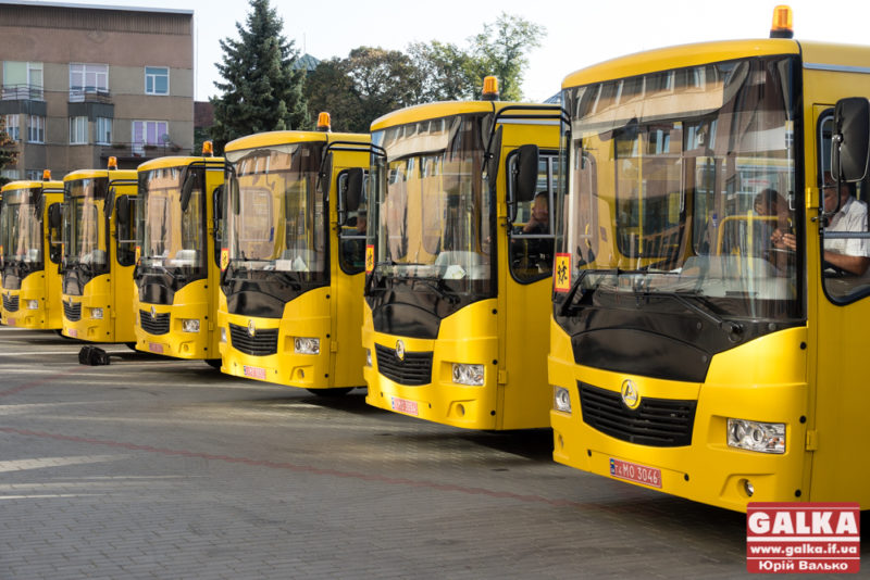 У Франківську для прикарпатських школярів передали 12 автобусів (ФОТО)