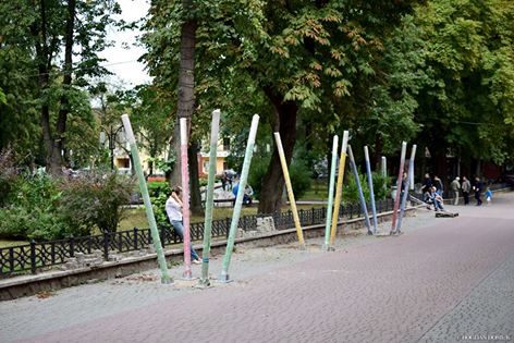 У сквері Міцкевича почали облаштовувати сучасний дитячий простір (ФОТО)