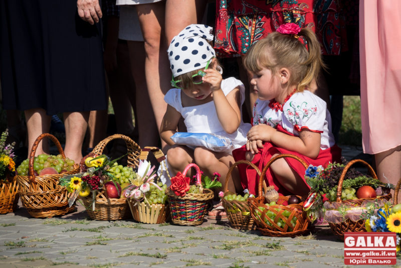 Тисячі франківців освятили кошики з фруктами та медом (ФОТО)