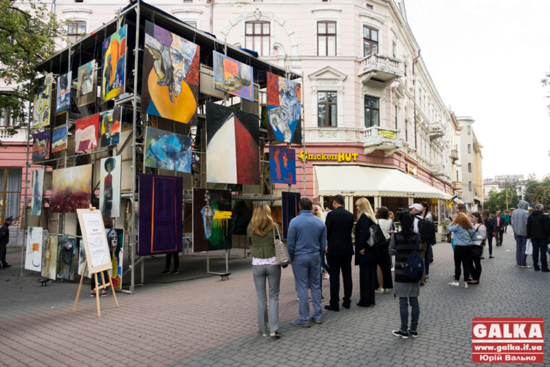 У центрі Франківська розмістили великий “Арт-Куб”, щоб залучити людей до думання (ФОТО)