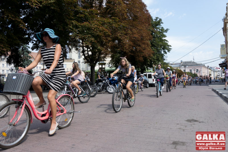 “Морський” велопарад дівчат влаштували в Івано-Франківську (ФОТО)