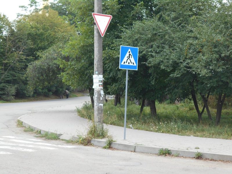 На вулицях Івано-Франківська встановили 34 нові дорожні знаки