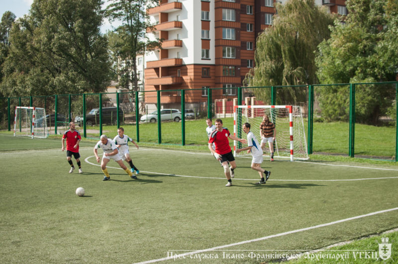 Священики та диякони зіграли у міні-футбол у Франківську (ФОТО)