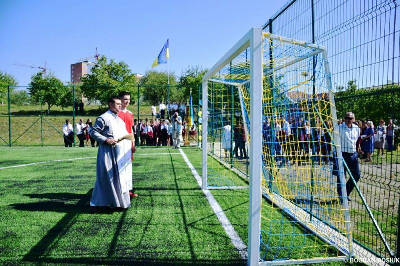 Франківські можновладці зіграли футбол з гімназистами на новому полі (ФОТО)