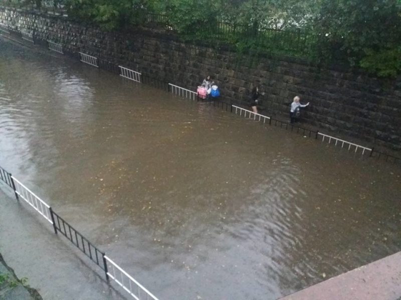 Івано-Франківські вулиці затоплені через небачену зливу (ФОТО)
