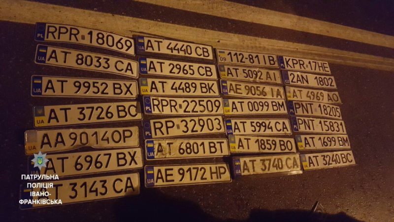У патрульній поліції майже сотня номерних державних знаків авто, які загубилися у воді (ФОТО)