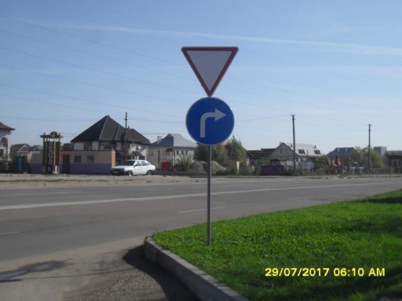 Цьогоріч на проблемних ділянках Франківська встановили близько 200 дорожніх знаків