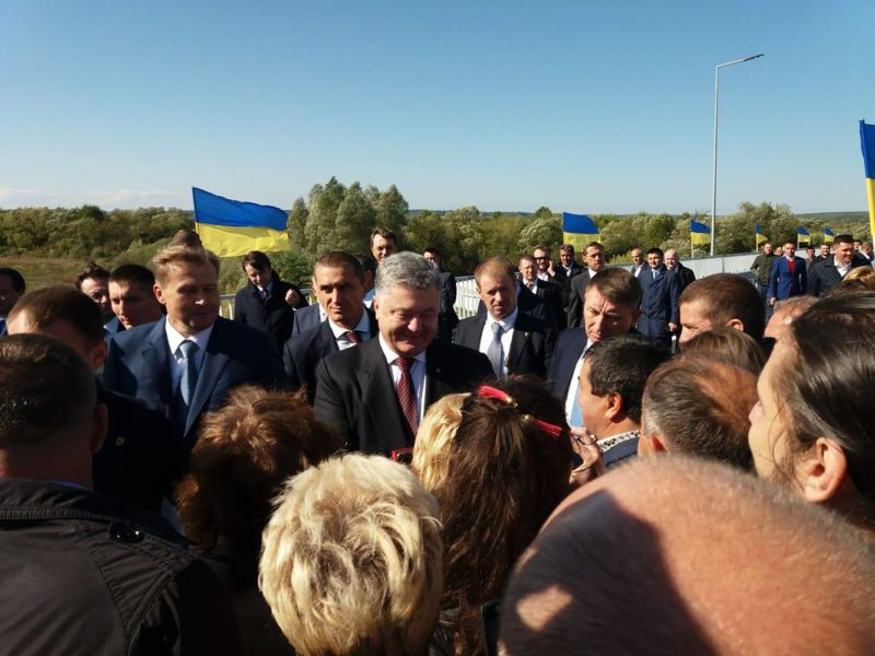 Президент України урочисто відкрив міст через Бистрицю Солотвинську, на який чекали 9 років (ФОТО)