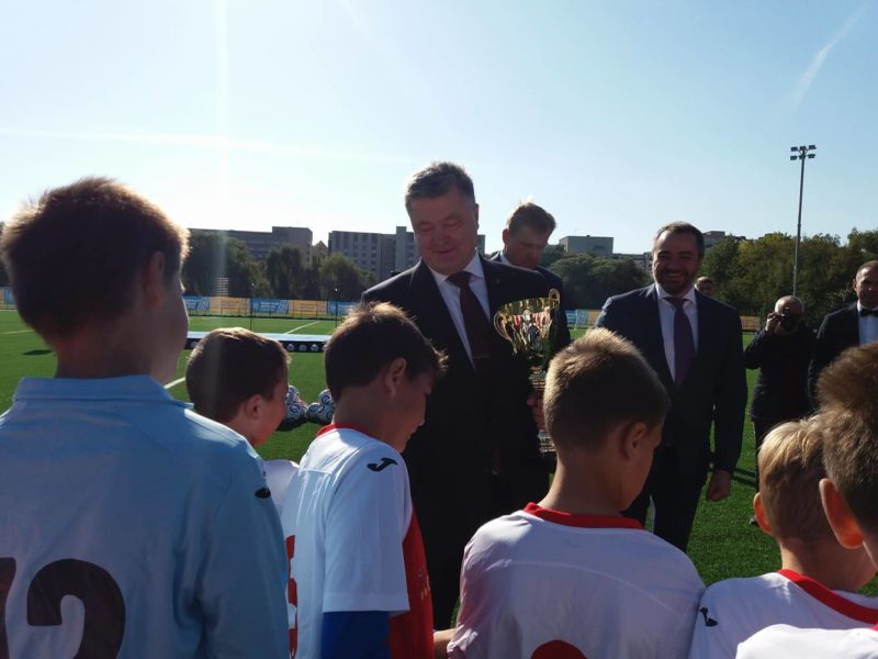 Порошенко на новому стадіоні у Франківську нагородив юних футболістів (ФОТО)