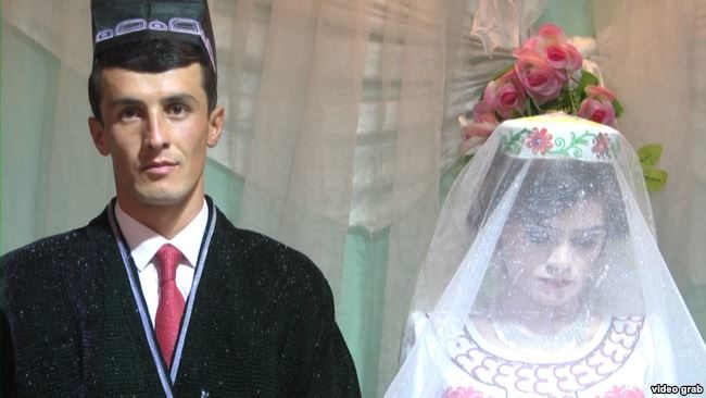 У Таджикистані учителю за присвячений президенту вірш знайшли наречену й організували весілля