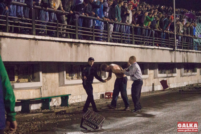Під час футбольного матчу у Франківську поранили трьох поліціянтів