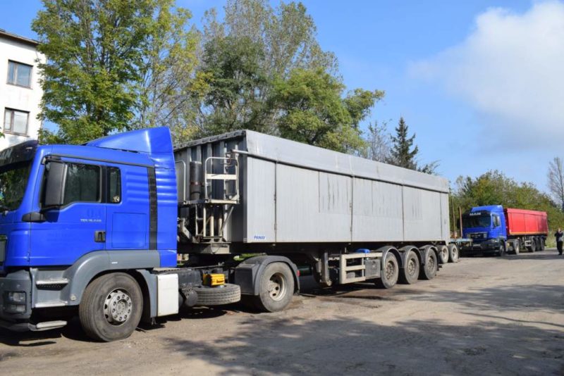 На Долинщині зупинили дві вантажівки, які везли львівське сміття (ФОТО, ВІДЕО)