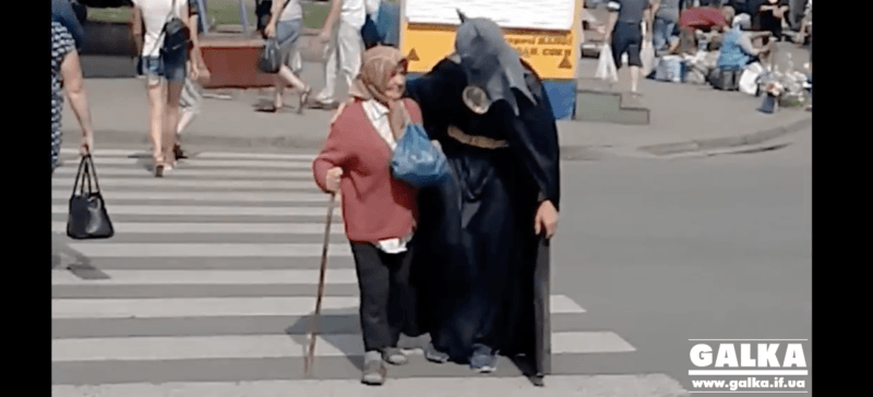 У Франківську в перервах між зйомками “Бетмен” рятував бабусь на переходах (ВІДЕО)