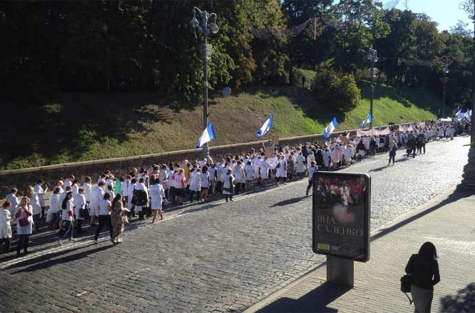 На протест у Київ вирушили 80 медиків з Прикарпаття (ВІДЕО)