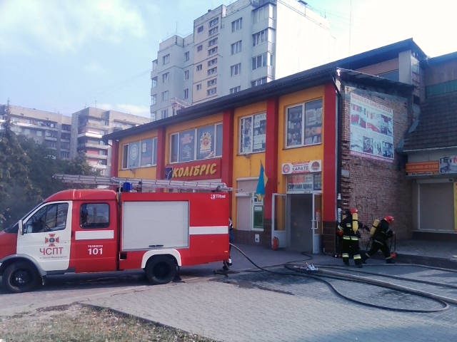 30 людей евакуювали під час пожежі у супермаркеті “Колібріс”
