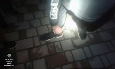 Франківські патрульні знайшли наркотики у шкарпетках юнака (ФОТО)