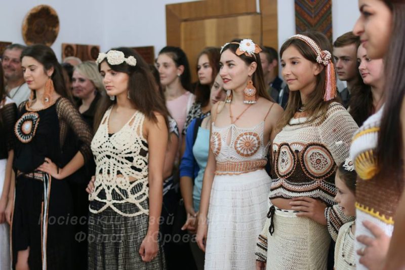 Гуцульську різьбу та вбрання на сучасний лад показали у Косові (ФОТО)