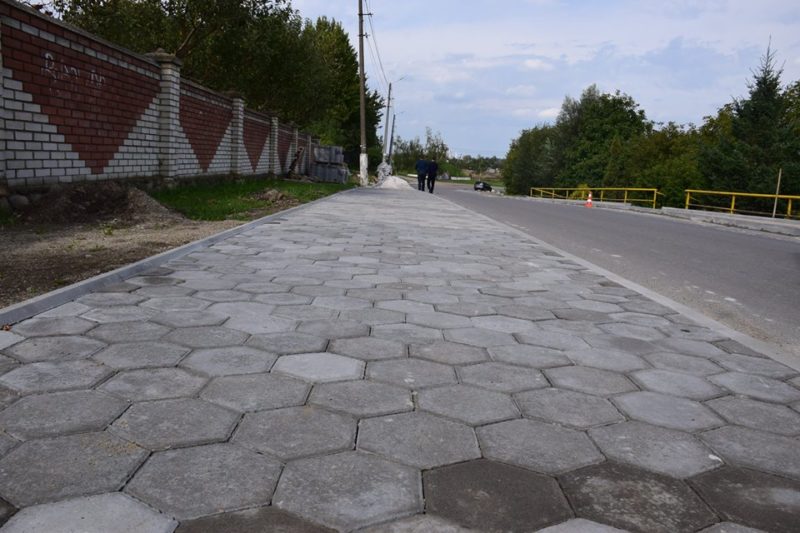 У приміських селах Франківська облаштовують тротуари (ФОТО)